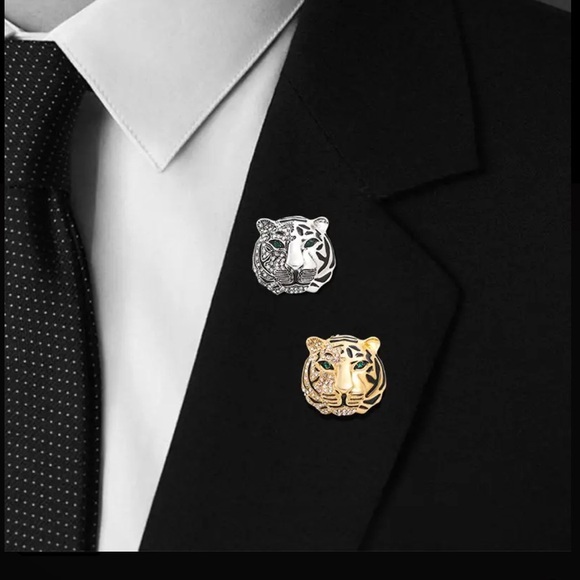 Gold Tiger Brooch, Gold, Green, and White, Excellent condition - Picture 6 of 6